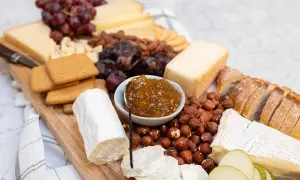 En härlig ostbricka med Kvibille ost, vindruvor, nötter, kex och marmelad. Perfekt för en mysig kväll.