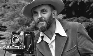 Uomo con cappello e barba, con una vecchia macchina fotografica. Potrebbe essere il best photographer in the world.