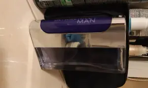 Elegancka butelka Paco Rabanne Ultraviolet Man z fioletowym akcentem i metalicznym wykończeniem, gotowa do użycia.
