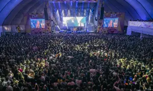Gran concierto con un aforo masivo en un espacio Zity. Miles de personas disfrutan de la música bajo luces y pantallas gigantes.