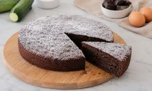 Le meilleur gâteau à la courgette, un délice chocolaté saupoudré de sucre glace. Des courgettes, des œufs et du chocolat sont les ingrédients secrets.
