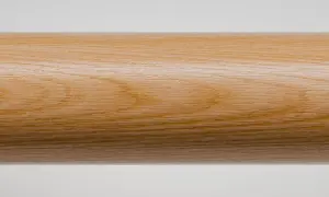 En närbild av en rund ekträ, behandlad med olja. Träets ådring är tydlig och ger en varm, naturlig känsla.