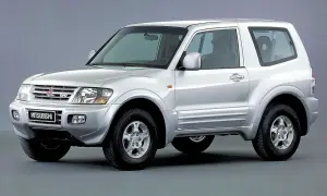 Srebrny, trzydrzwiowy Mitsubishi Pajero 3, gotowy na każdą przygodę.
