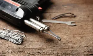 Pistolet do lutowania, drut i klucz francuski gotowe do lutowania aluminium.
