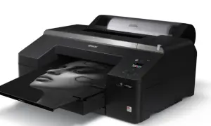 Czarna drukarka Epson z wydrukiem portretu kobiety. To najlepsza drukarka do zdjęć, która ożywia Twoje wspomnienia.