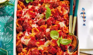 Orecchiette con polpette in sugo rosso, filanti e profumate. Un'idea golosa per le orecchiette ricette.