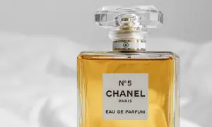 Elegancka butelka perfum Chanel N°5 Eau de Parfum, symbol luksusu i klasyki.