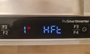 Panel zmywarki Beko: przyciski F1, F2, F3, F4, symbol "1s" i napis "HFE".