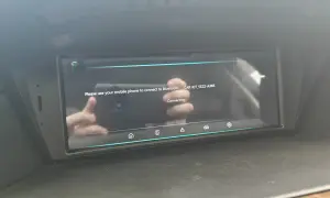 Schermo auto che indica "Connecting" per Android Auto. Il Bluetooth CAR-KIT_5E22-A365 non si connette.