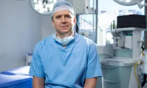 Chirurg naczyniowy: Kiedy ratuje życie? Objawy, leczenie, wizyta.