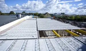 Budowa stropu: widok na elementy konstrukcyjne i zbrojenie. Widać siatkę stalową i beton.
