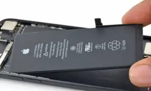 Wymiana baterii iPhone SE: Gdzie, ile kosztuje i jak długo trwa?