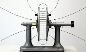 Ein Plattenkondensator mit sichtbaren Feldlinien. Die Formel für die Kapazität eines Plattenkondensators erklärt dieses physikalische Phänomen.