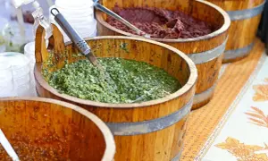 Vari tipi di pesto in botti di legno, un tripudio di sapori freschi e intensi.