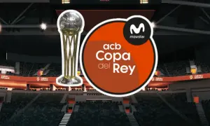 Trofeo de la Copa del Rey de Baloncesto junto al logo de Movistar en un pabellón vacío.