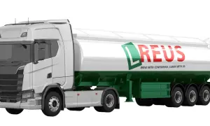 Un moderno vehículo articulado blanco y verde, con el logo "REUS" en rojo y verde, listo para transportar.