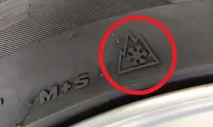 Symbol 3PMSF na oponie oznacza, że jest to opona zimowa, idealna na śnieg i lód.