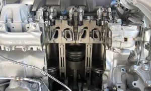 Corte de motor diésel mostrando pistones, inyectores y válvulas. El dci significado se revela en su ingeniería.
