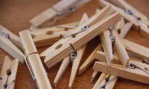 Un montón de pinzas de madera apiladas, perfectas para manualidades con pinzas de madera y proyectos creativos.