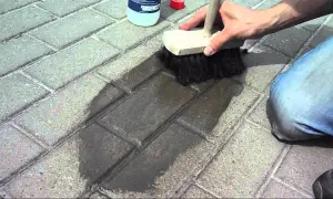 Jak wyczyścić kostkę brukową z tynku i przywrócić jej blask