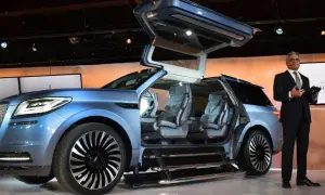 Niebieski Lincoln Navigator Concept z otwieranymi drzwiami typu gullwing i wysuwanymi stopniami. Prezentacja futurystycznego samochodu.