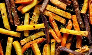Kolorowe frytki z batatów i ziemniaków, pieczone z rozmarynem. Czy lepsze frytki z termoobiegiem czy bez?