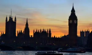 Zachód słońca nad Tamizą, sylwetki Parlamentu i Big Ben. Marzenia o pracy w Anglii po Brexicie wciąż żywe.