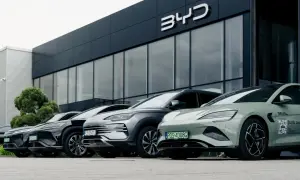 Rząd nowoczesnych samochodów BYD zaparkowany przed salonem. Wśród nich zielony model z napisem "Jazda testowa".