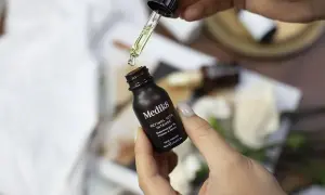 Jakie serum do twarzy po 50? Odkryj sekrety młodszej skóry