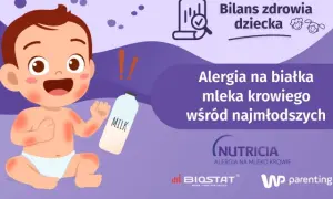 Uśmiechnięte dziecko z zaczerwienioną skórą obok butelki z mlekiem. Temat: po jakim czasie pojawia się alergia na mleko modyfikowane.