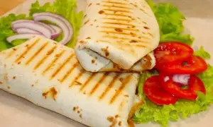 Jak zawijać tortillę kebab, aby uniknąć wypadania składników