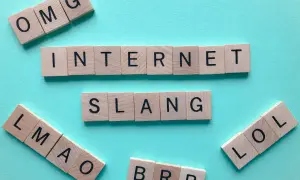 Letras de madera forman "INTERNET SLANG", "OMG", "LMAO" y "LOL". ¡El lenguaje de mañana abreviado!