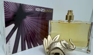 Złoty słoń strzeże flakonu Kenzo Jungle 100ml z fioletowym, liściastym wzorem na opakowaniu.