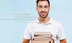 Uśmiechnięty mężczyzna w białej koszulce trzyma stos książek na jasnoniebieskim tle.