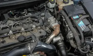 Silnik Opla Astry J 1.7 CDTI z widocznymi wtryskiwaczami, turbosprężarką i akumulatorem.
