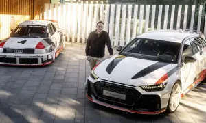 Mężczyzna stoi obok Audi RS6 Avant GT, z legendarnym Audi Quattro z lat 80. w tle.