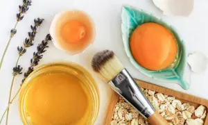 Ingredientes naturales para remedios caseros para piel seca y escamosa: miel, huevo, avena y lavanda.