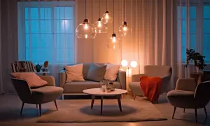 Pięć szklanych lamp wiszących nad kanapą i fotelami. Idealny żyrandol do małego pokoju, tworzący przytulną atmosferę.