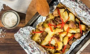 Szybki obiad z piekarnika: pieczone ziemniaki z mięsem i papryczką chili w folii aluminiowej.