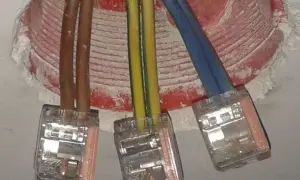 Instalacja elektryczna: brązowe przewody, żółto-zielony i niebieski, połączone w kostkach. Czy faza to plus czy minus?
