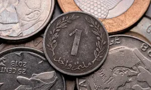 Monety z Tunezji, w tym ta z cyfrą 1, mogą pomóc zrozumieć, jakie napiwki w Tunezji są odpowiednie.