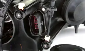 Złącze elektryczne reflektora Audi A3 8P, gotowe do podłączenia nowych żarówek.