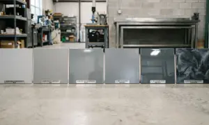 Muestras de diferentes acabados de pintura epoxi, desde mate hasta metálico, en tonos grises.