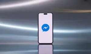 Smartfon z ikoną Messengera. Dowiedz się, jak sprawdzić zablokowane osoby na Messengerze.