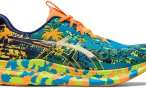 Scarpa da corsa Asics Noosa Tri 14 con stampa tropicale vivace, lacci arancioni e suola colorata.