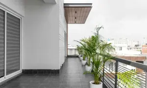 Balkon w bloku: Osłony na prywatność, słońce i wiatr wybierz idealną!