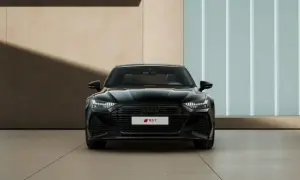 Czarny Audi RS7 prezentuje swoją agresywną sylwetkę. Sprawdź, jaka jest audi rs7 cena i zacznij marzyć o tym aucie.