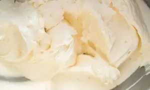Cremige Buttercreme mit Pudding, perfekt für Ihr nächstes Backprojekt. Dieses Buttercreme Rezept mit Pudding ist einfach und gelingt immer.
