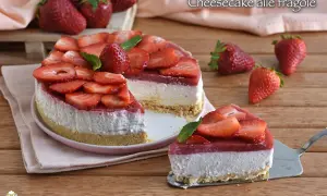 Cheesecake alle fragole, un dolce fresco e goloso con strati cremosi e fragole succose. Perfetto per ogni occasione.