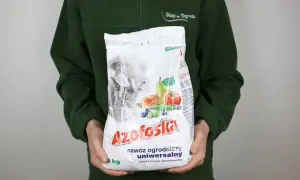 Azofoska nawóz uniwersalny 3 kg. Opakowanie zawiera komplet mikroelementów, idealne do pielęgnacji ogrodu.